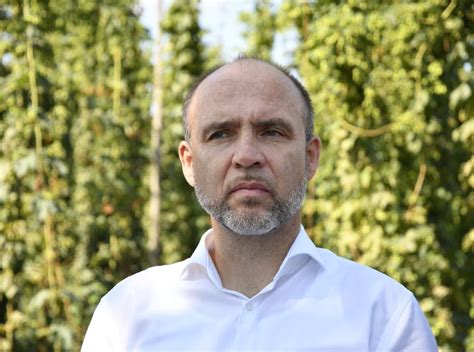 Fotografia jediného aktívneho pestovateľa chmeľu na Slovensku