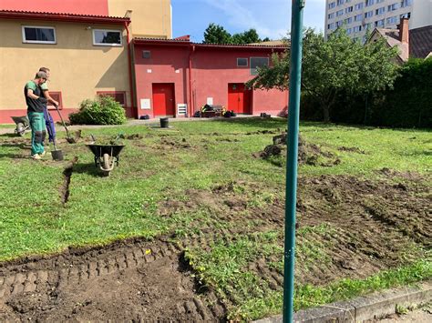 Odstránenie trávneho drnu rýľom