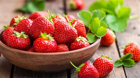 Misku plnú čerstvých jahôd