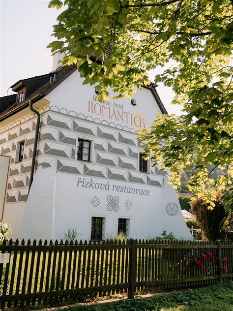 Vonkajší dvor Řízkové restaurace Pivoňka s romantickým posedením