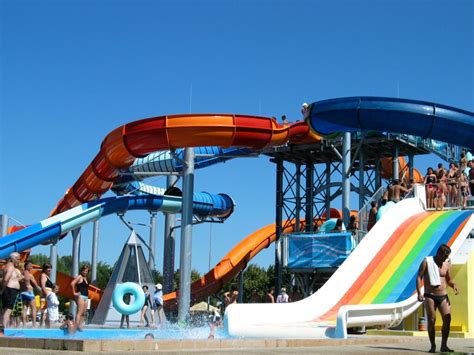 Deti sa zabávajú na toboganoch v aquaparku Vadaš