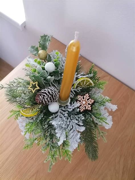 Vianočná stolová dekorácia s umelou kyticou