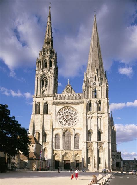 Interiér a architektúra katedrály v Chartres