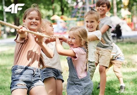 Deti zabávajúce sa na detskom festivale