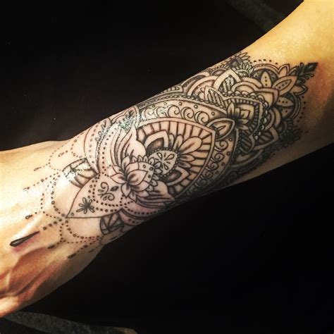 Farebné a dotwork tetovania na zápästí