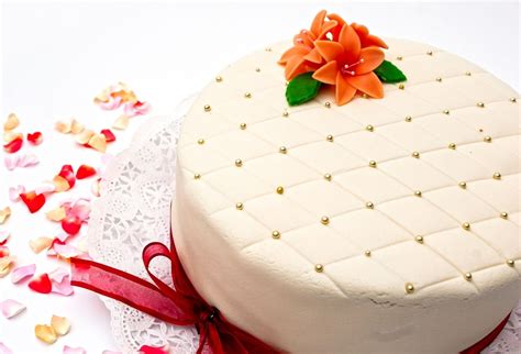 Marcipánová torta s rôznymi kvetinovými dekoráciami