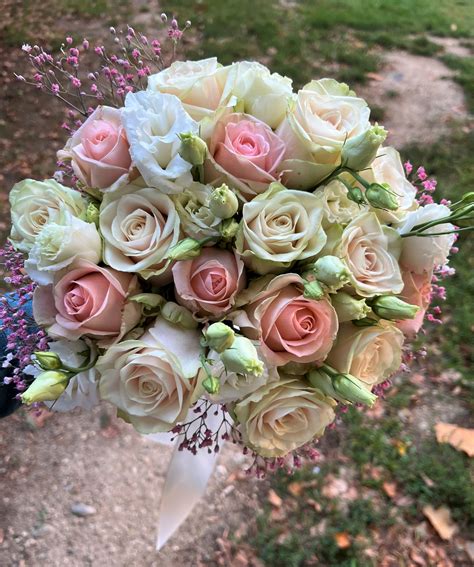 Svadobná kytica z rôznych druhov ruží a pivónií