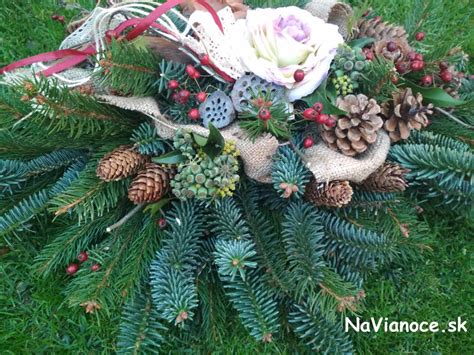 Veniec na hrob z prírodných materiálov