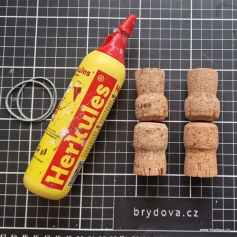 DIY snehuliak z korkových zátok