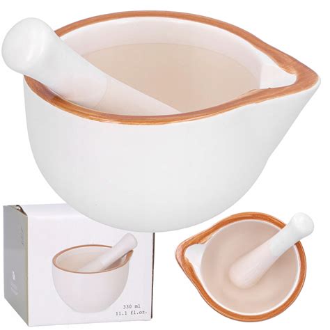 Porcelánový mažiar s rôznymi bylinkami