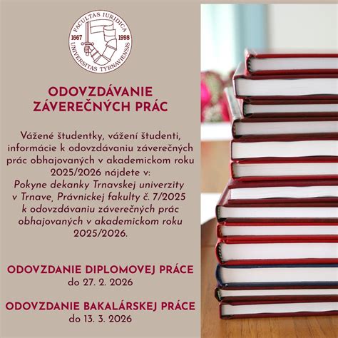 Študenti odovzdávajú kyticu profesorke na stužkovej