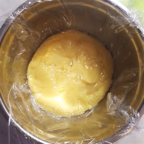 Miska s nakysnutým cestom pod potravinovou fóliou