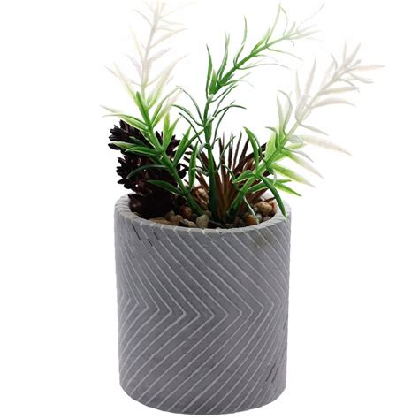 Umelá rastlina v betónovom kvetináči