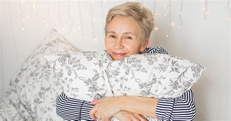 Žena relaxujúca s levanduľovým vankúšom
