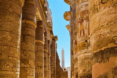Staroveký egyptský chrám s motívom lotosu