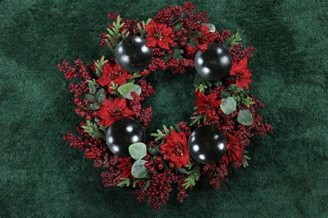 Adventný veniec s malými ružovými vianočnými ružami