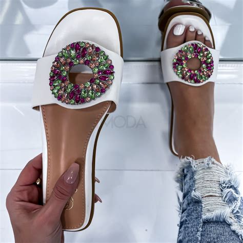 Detail kvetenstva mliečnika kolovratcového s farebnými listeňmi