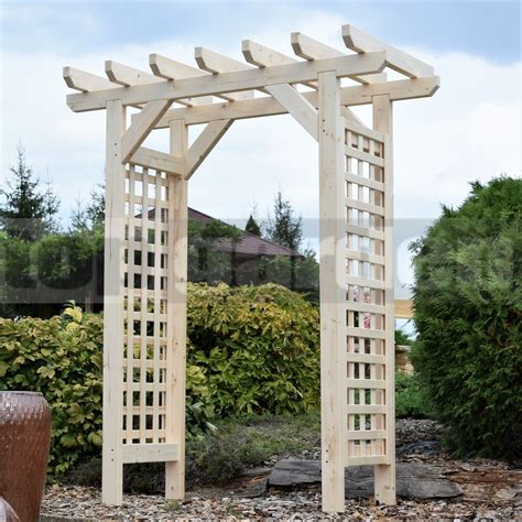 Drevená pergola s previsnutým hroznom