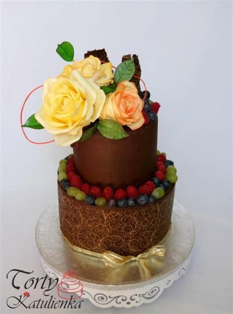 Torta zdobená cukrovými kvetmi