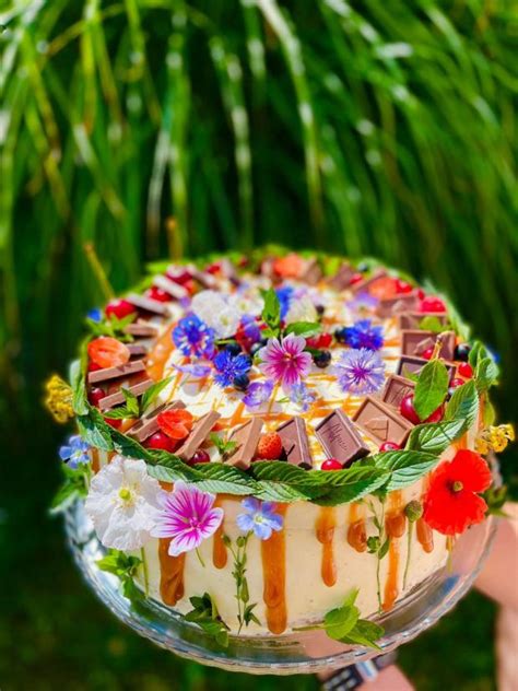Torta zdobená jedlými oblátkami kvetov