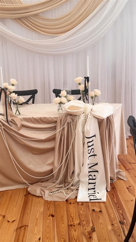 Detail gypsomilky a ruží v svadobnej výzdobe
