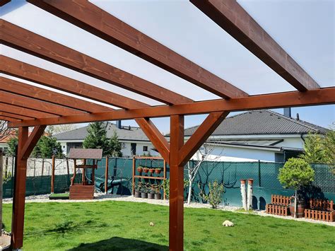 Drevená pergola v záhrade
