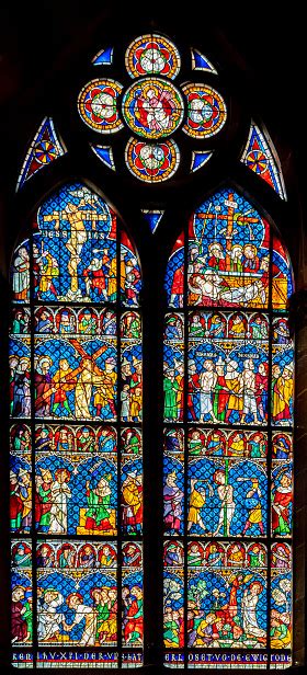 Vitráže katedrály v Chartres s detailmi vyobrazení Panny Márie.