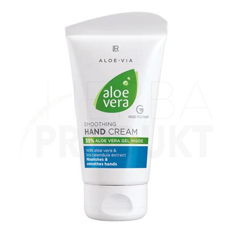 Žena si natiera ruky krémom s aloe vera