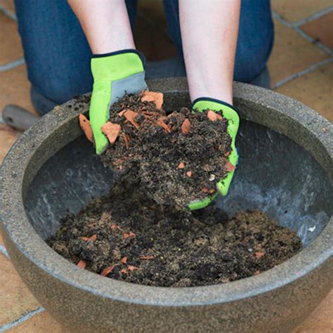 Vrstvenie substrátu v kvetináči s drenážou