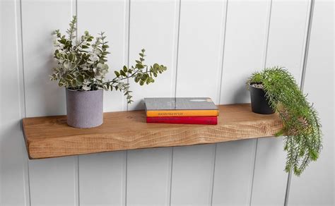 Nástenná polica na kvety v modernom interiéri