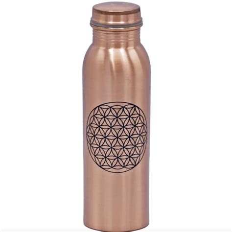 Medená fľaša s vygravírovaným Kvetom života a jeho detail