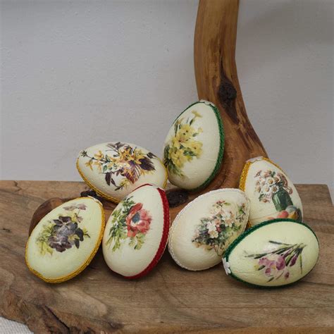 Ručne zdobené veľkonočné vajíčka a jarné kvety