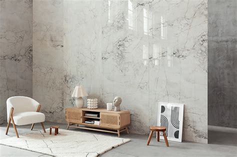 Kúpeľňa s bielymi a lila dlaždicami a motívom orchidey