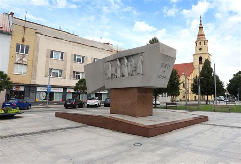 Pamätník v podobe letákov Bielej ruže zapustených do zeme pred univerzitou