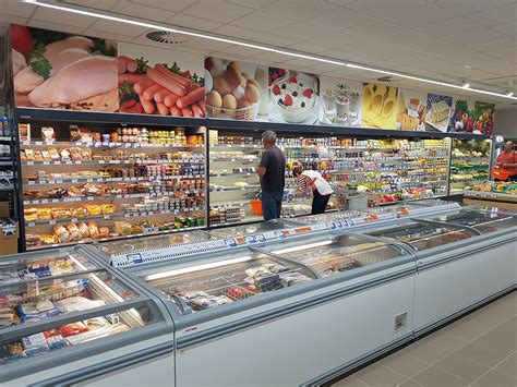 Ilustračná fotografia prístenných chladiacich vitrín v supermarkete