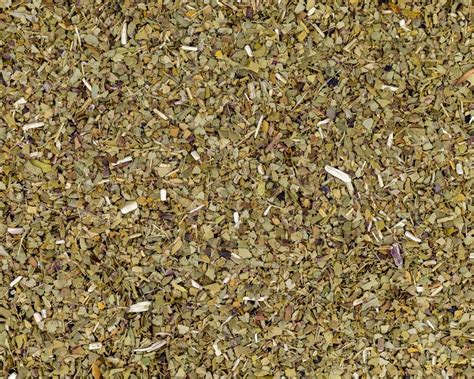 Detail sušenej zmesi yerba maté s kúskami ovocia a korenia