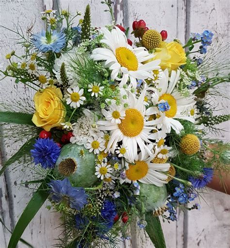 Svadobná wildflower kytica s margarétkami a levanduľou