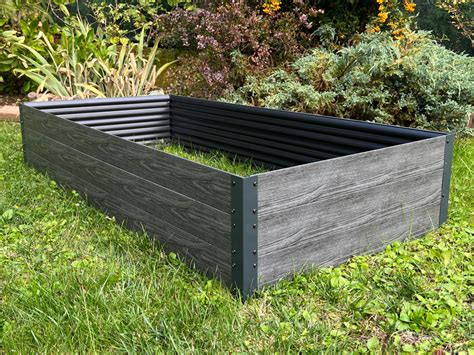 Vyvýšený záhon plný zemiakov