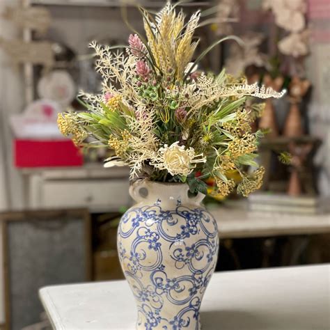 Floristka aranžujúca kyticu z poľných kvetov