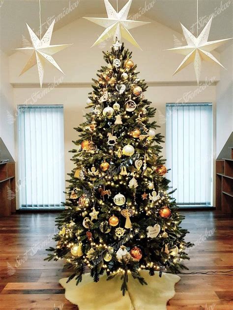 Vianočný stromček ozdobený hnedými a zlatými ozdobami