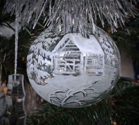 Detail ručne maľovaných vianočných gulí