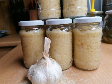 Cesnaková pasta z kvetných stoniek