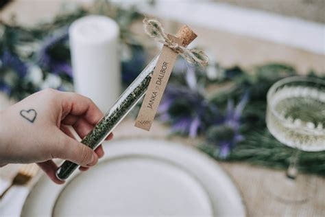 Rôzne typy svadobných pierok pre hostí a ženícha