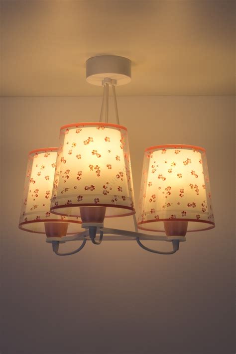 Závesná stropná lampa s kvetinovým motívom v detskej izbe
