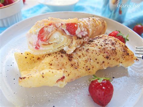 Nakrájané palacinky s plnkou na pásy