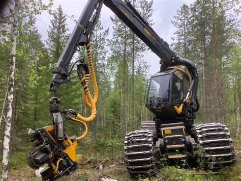 moderná lesná technika a harvestor v akcii