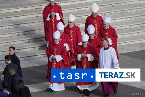 Ľudia oblečení v tmavých farbách na pohrebe