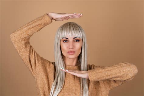 Žena s dlhou ofinou