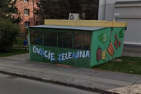 Stánok s čerstvou zeleninou a kvetmi