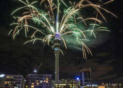 Ohňostroj nad Sky Tower v Aucklande